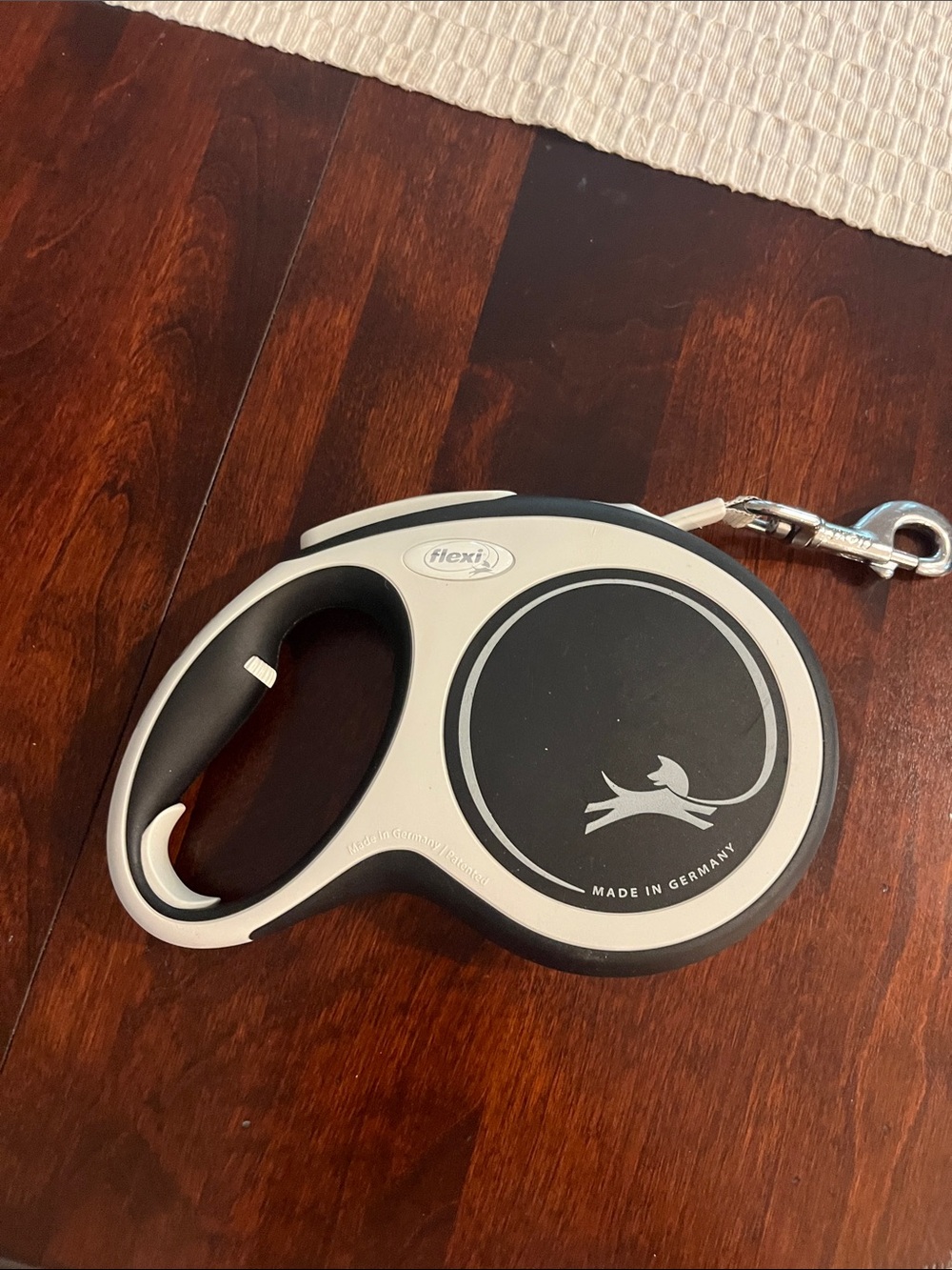 Flexi Retractable Dog Leash in Black and Cream Finish